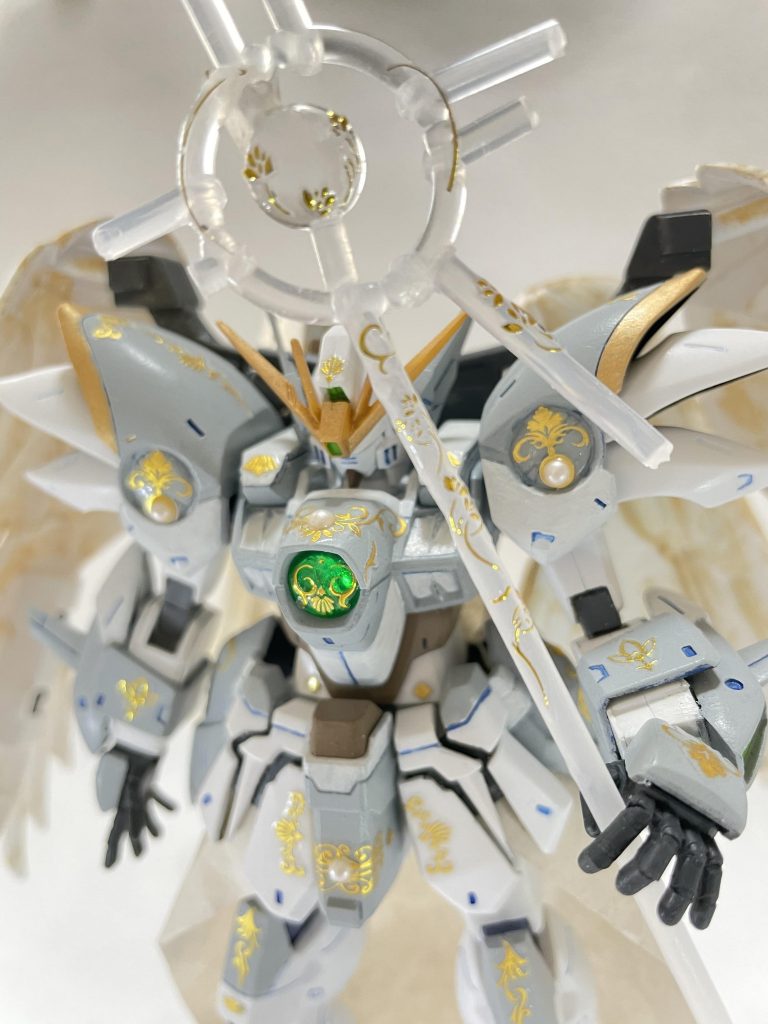 【妄想設定：兵器】バスターケイン。かつて医師の証明であった杖を模した武器。マニュピレーターと連結することで、胸部のソウルエンジンから供給された大出力エネルギーを放つことが出来る。エネルギーは破壊ではなく人の心の曇りを晴らし、病魔を退ける。また、エネルギー場を発生させて相手を切り裂くことも可能。本機体の武装はこれのみである。