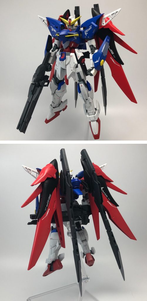 [フロントビュー&バックビュー]上半身はテルティウムをベースに、少し気になっていた肩幅や胴の短さに手を加えています。そこにデスティニーらしい要素として特有のフェイスパーツやブーメランなどをミキシングしています。脚部にはダブルオースカイのものを採用し、スマートな雰囲気を残しつつも上半身にサイズ負けしない構成にしています。下半身も上半身と同様にデスティニー要素（スカートや足先など）をミキシングしています。