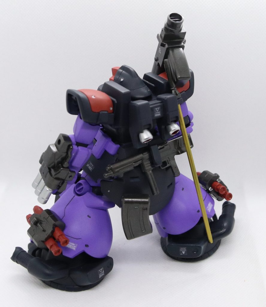 グフカスのマシンガンを左腕に採用。脚部にもミサイルを新たに装備