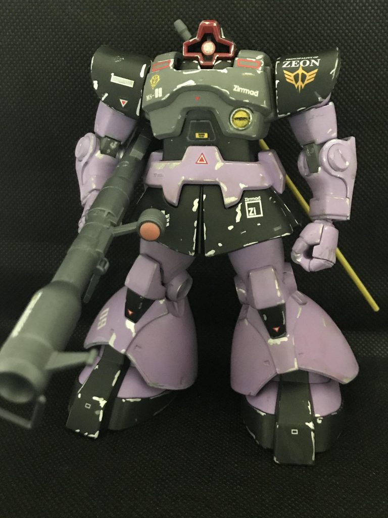 ジャイアントバズを持たせての一枚。「ドムのキットに外れなし」と言う格言に恥じない名キットですよね。また、モノアイもMSシャアピンク、シルバー、ホワイトの順に塗り重ねることで発光してるように見せています。