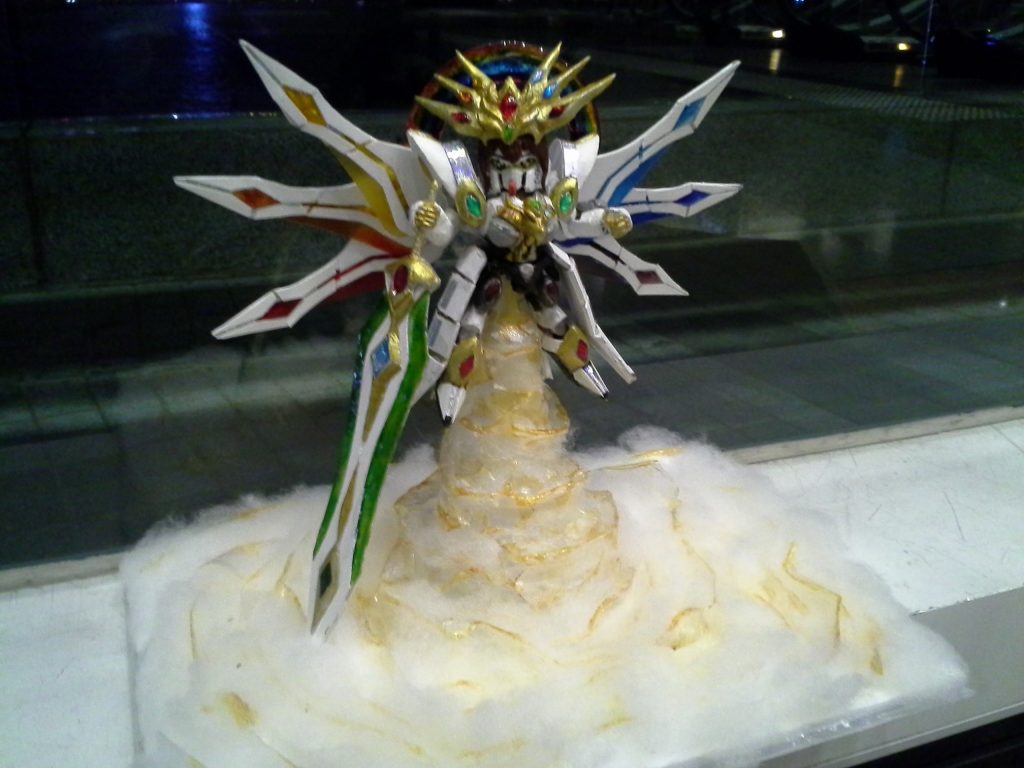 ベースは透明なプラスチック漏斗とスティックコットンとヒートガン接着剤で作られています