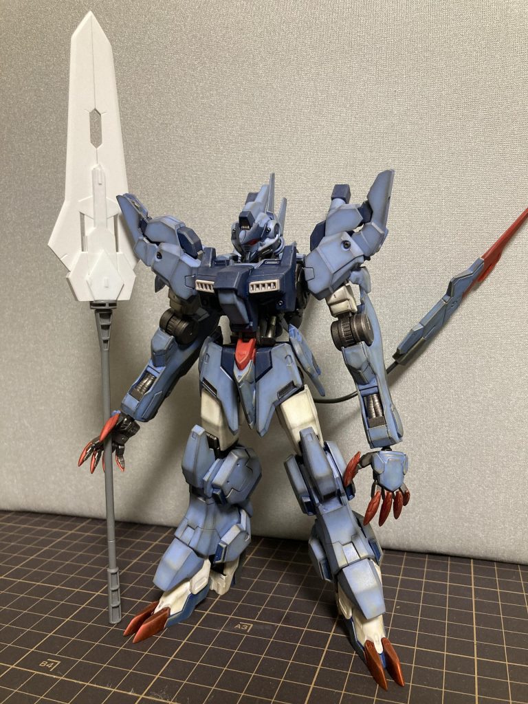 スピアは水性ホビーカラーの黒鉄色にマーカーのヘビーガンメタルをドライブラシ、その上にウェザリングマスターのチタンで汚してます。