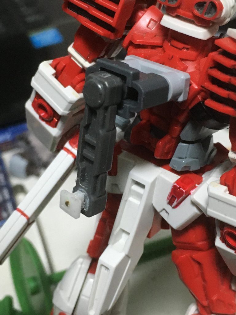 因みにソードの装備の仕方。ポータントフライヤーなどに付属している一つのピンでストライクやアストレイ系にもバックパックを接続できるパーツがあるので、図のようにつなげます。次にコトブキヤのアームにプラ板でこのように貼り付け真鍮線で固定します。このようにしてソードを装備しています。