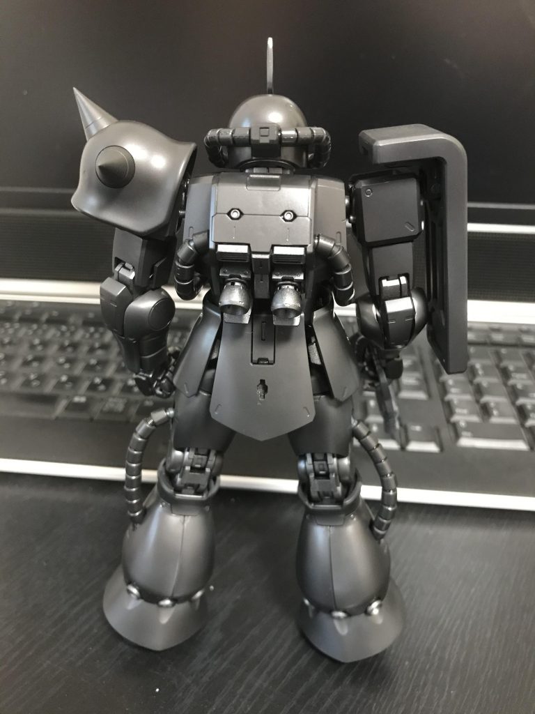 黒が主役なので今回はデカールは極力抑えて、LUNA SEAのデカールとジオンマークのみ。バーニアやスラスターはシルバーで塗装したんですが、前回HGで試した際に浮いた感があったので、今回はメカサフに戻しました。あくまで主役は黒かなと