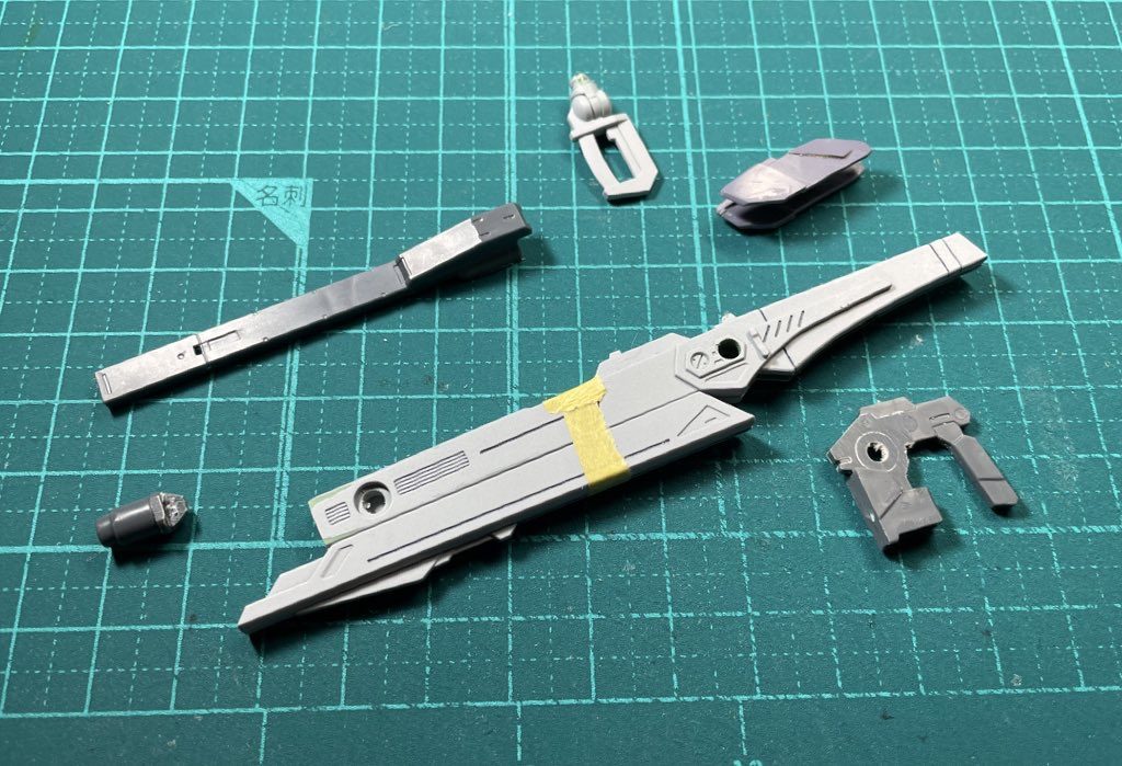 ライフルの組み立て前画像です。前述の通り、長射程ビーム砲がベースになっていて、銃口や持ち手、左右のバレルなどを追加しています。