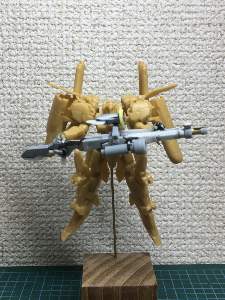 スマートガンはプラ板、プラパイプ、真鍮線などででっち上げました。手もプラ板でスクラッチして腕の角度も変更してあります。