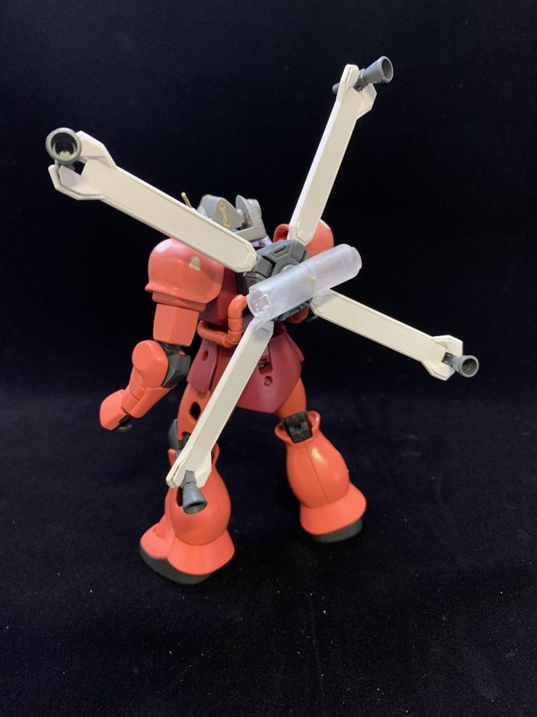 宇宙用スラスタースカルウェポンが似ていたのでほぼそのまま使用。背部に100匀の鉛筆キャップを加工して作ったプロペラントタンクを接着しています。