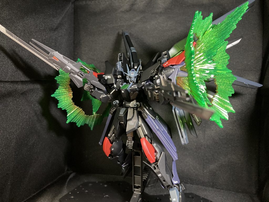 ビームライフルに実体剣を取り付け、銃口の手前にミラージュシールを貼り付けています。わかりにくいですが、目もミラージュシールにしてみました