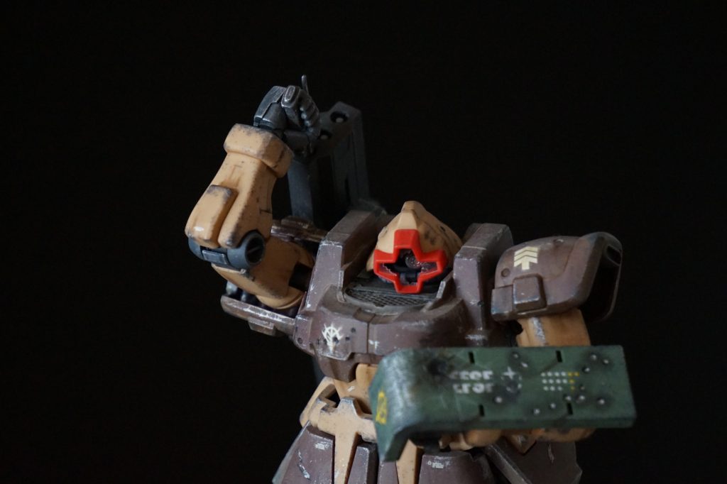 [武装]ヒート剣の刀身と予備刀身ラックはヴィダールから流用しました。設定もヴィダールから発想したものです。ザクシールドには連邦エンブレムを半分に引き裂いた悪趣味な撃墜マークが描かれています。たぶんパイロットはエ○ペラーの岩城○次似です・・・笑