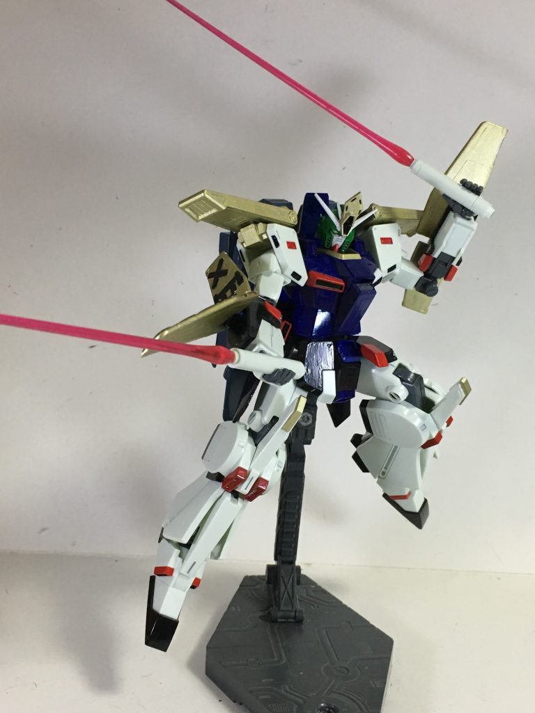 ジム系の平手を利用しているので、本キットでは実現できない二刀流。