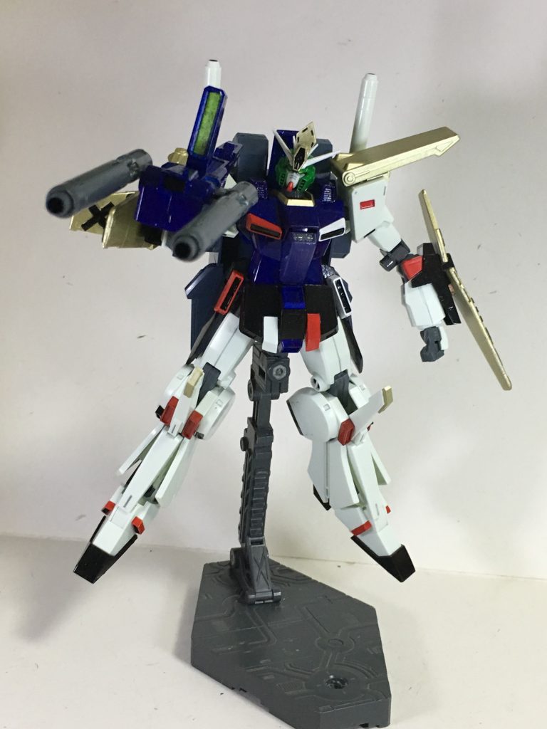 “ダブルビームライフル”本機の主兵装で高威力が期待されるビームライフル。変形時は機首になる。