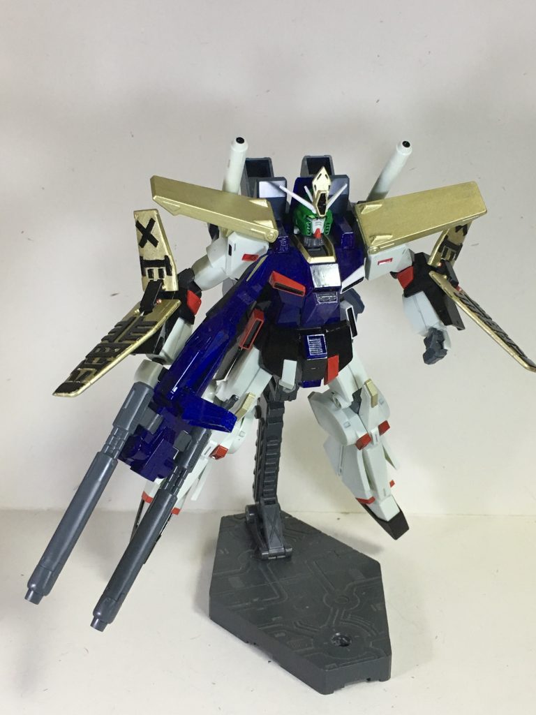 “２１連装ミサイルランチャ―”バックパックに装備された誘導式ミサイル。２つ備わっており系４２発の発射が可能。