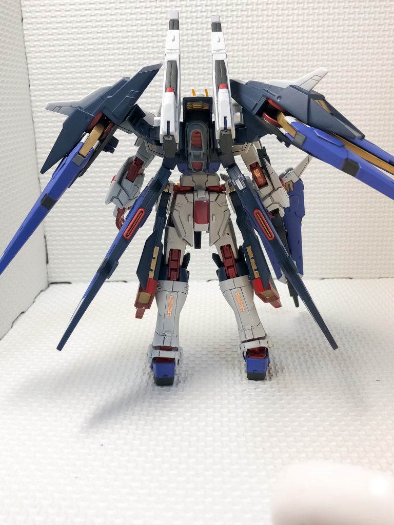 背部の写真です。腰回りのアーマーがフロントと違って、寂しい感じだったので、形状を全体的に変更しました。全体を通して、いつもは、スジボリやプラ板を単独で追加することが多かったのですが、今回は、組み合わせて使うようにしていきました。その分完成まで時間が掛かりましたが、その分満足のいく作品に出来ました。