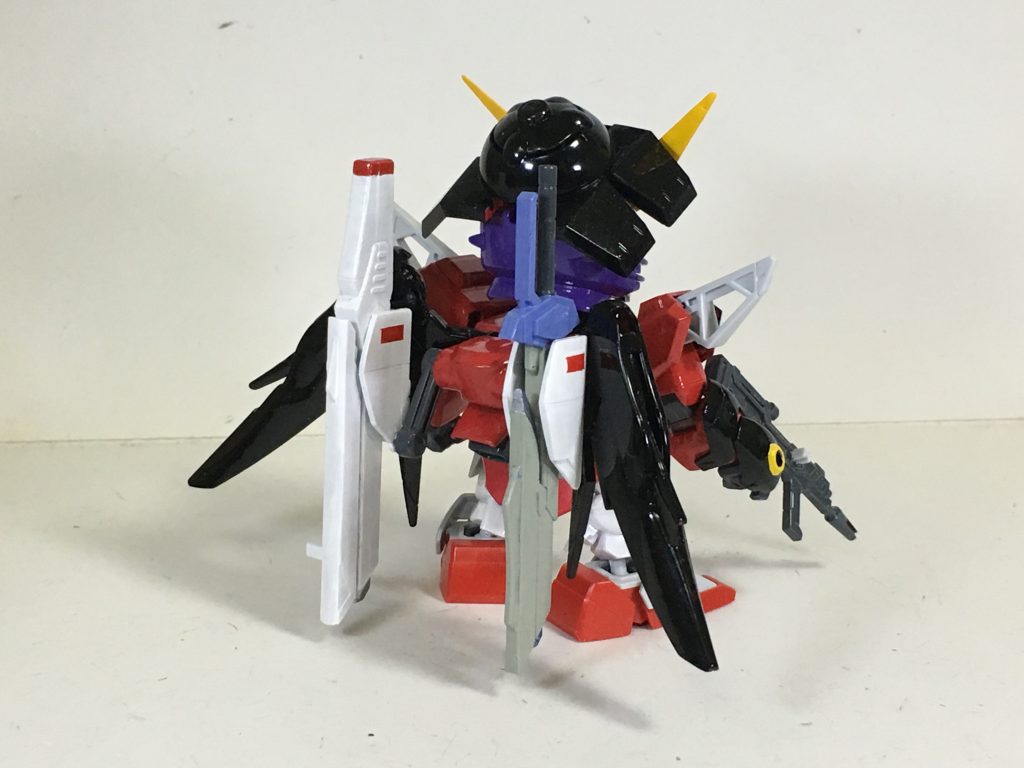 SD系は組みやすい上に塗装も楽なのであっという間に仕上がりましたが、それでも肉抜き穴が多く目立つところばっかなので面倒でした。脚、アロンダイト、ビーム砲などの肉埋め、その他の合わせ目消しなどをしました。