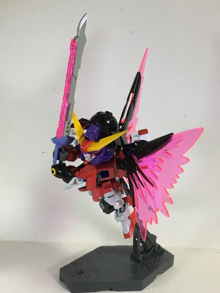 “ビームソード「輝針剣」”バックパックの右側に装備された近接用の長刀。名称は針妙丸の妖剣からきている。