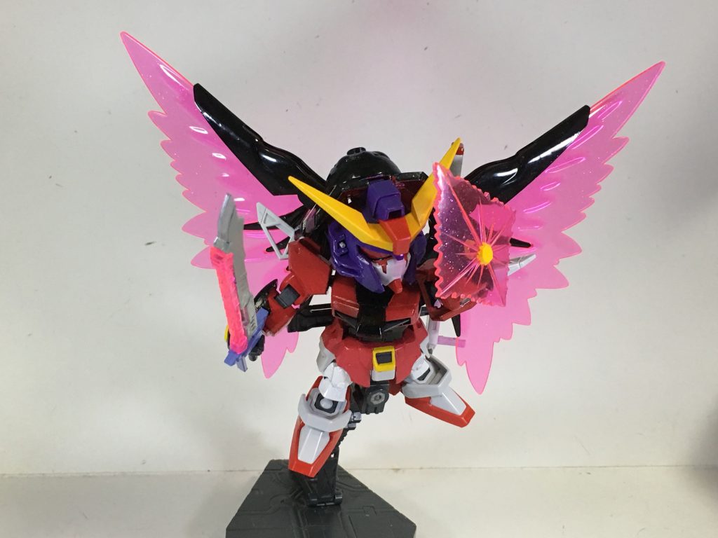 “ビームシールド”両手の甲に搭載されているシールド兵器。これにより実体のシールドを持つ必要性がなくなり、いつでも展開が可能。