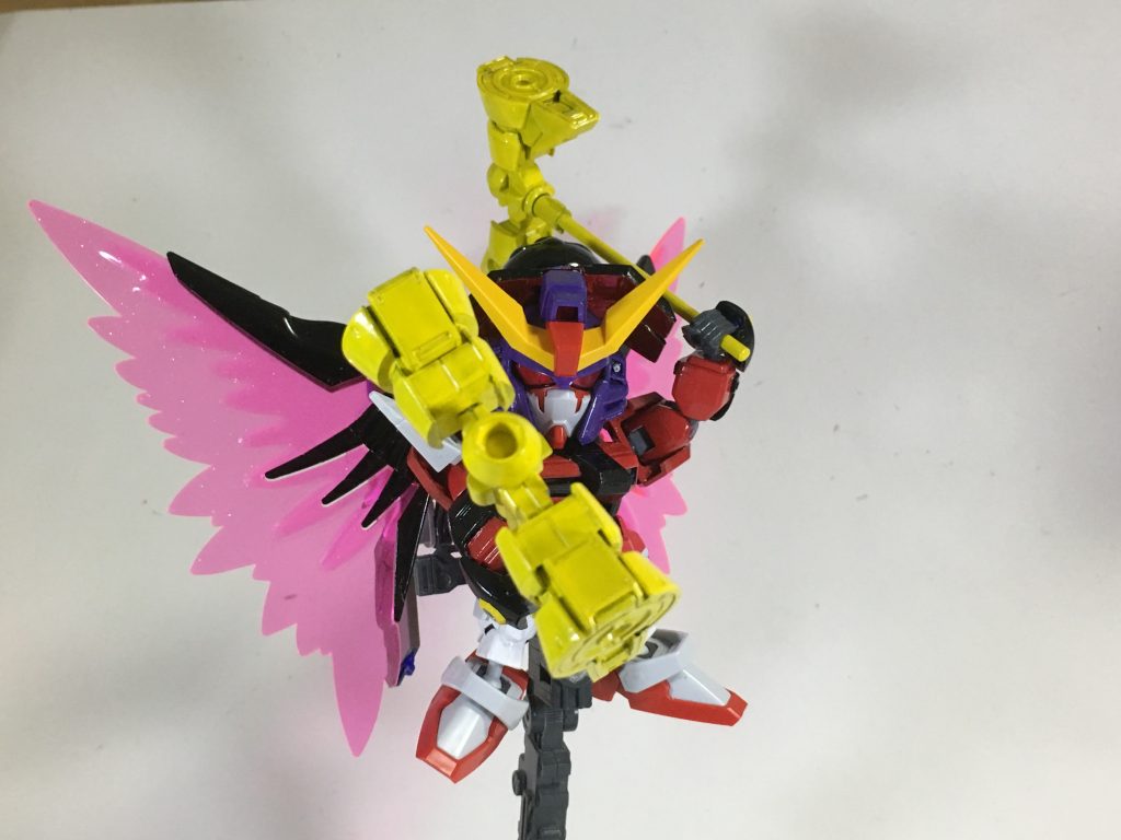 小槌は、これも先ほどの「鉄血のオルフェンズ MSオプションパーツセット9」についてる地上用グレイズの足のパーツを使い、「HGカスタマイズキャンペーン2018」のE④のパーツで足を繋げてハンマーに見立てました。プラ棒とかは適当なランナーから拝借です。名前の方はちょっとダサいと思い変更して、スクナデスティニーガンダムにしました。