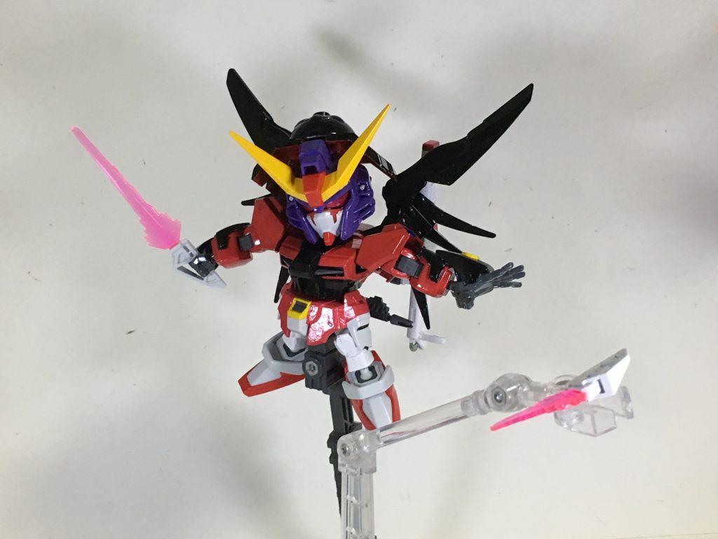 “フラッシュエッジ2”左右の両肩に装備されたサーベルとブーメランの両方を併せ持っている。