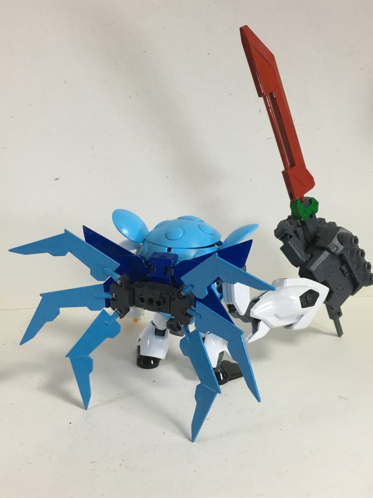 今回はチルノちゃんらしい仕上がりにしようと、6本の氷の羽をどう表現しようか悩みました。ジャンクパーツを漁って、その中にヴァサーゴCB(旧キット1/144)があったので、そのバックパックを使い、ほんの少し短くしてチルノちゃんらしく作れました。リボンもカットしたヴァサーゴのものを使ったのでそれらしく放ったかと思います。また、バックパックの方は「カスタマイズキャンペーン2018」の奴を使ったので、カプルと接続できるようにもしました。