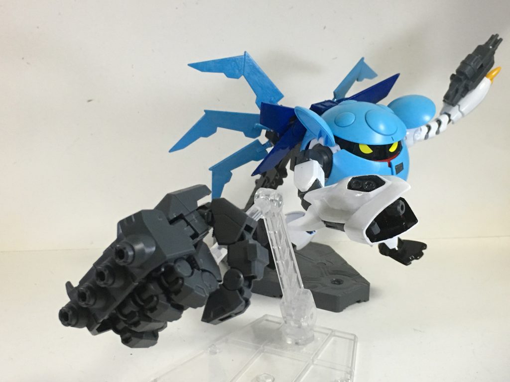 “ジャイアントアームズ”右手に装備された大型マニピュレーター。手の甲からIフィールドの展開が可能で攻防共に優秀。ハンドをロケットパンチとして射出可能。