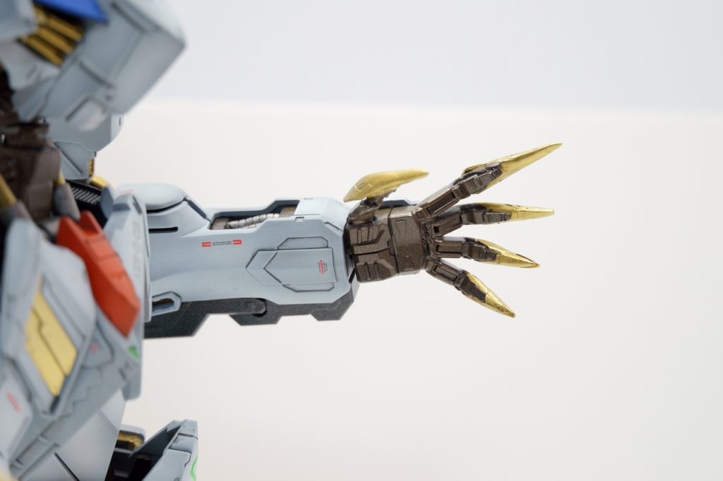 爪は、かなり大きめにアレンジしました。それに合わせて、手の表情もかなり変更してあります。