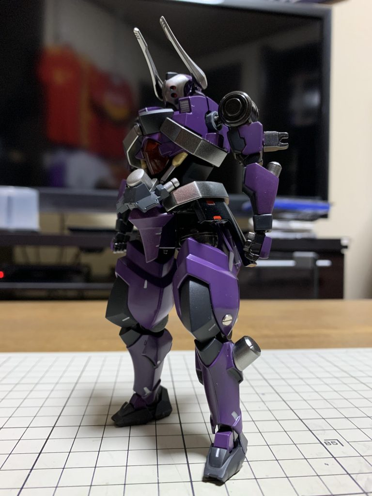 こんな感じに塗装(武装を外した状態)。この時点で腰部前面に30MMのパーツをもう一つ付けてみました。なんだか円柱状のパーツが漏影や百練にあるパーツに似てたんで、しっくりくるかなぁ〜と思い付きです。