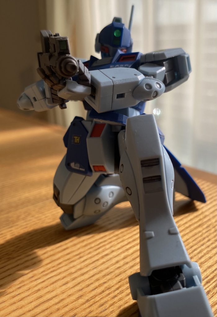 可動も良好！あえてのブルパップマシンガンでスナイパーポーズ。🥸