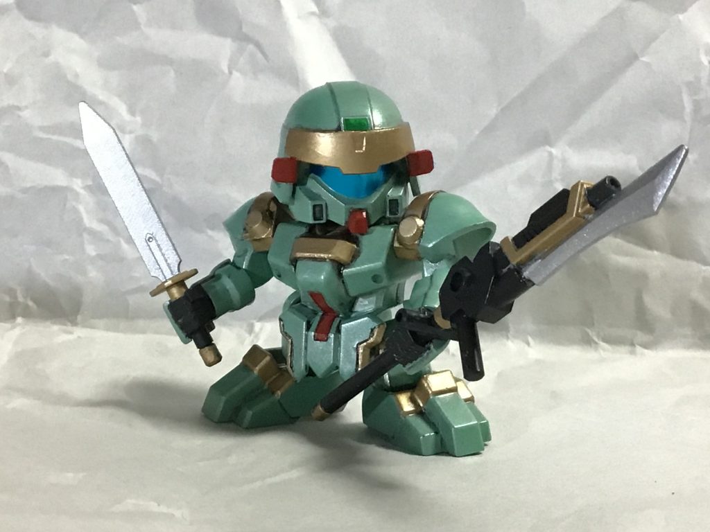 ジェガンっぽくした兵です。本体色はシルバー下地にパールグリーンスプレーで、半光沢スプレーしました。おでこの緑は100均のキラキラテープです。カービンランスの銃口は開口しています。