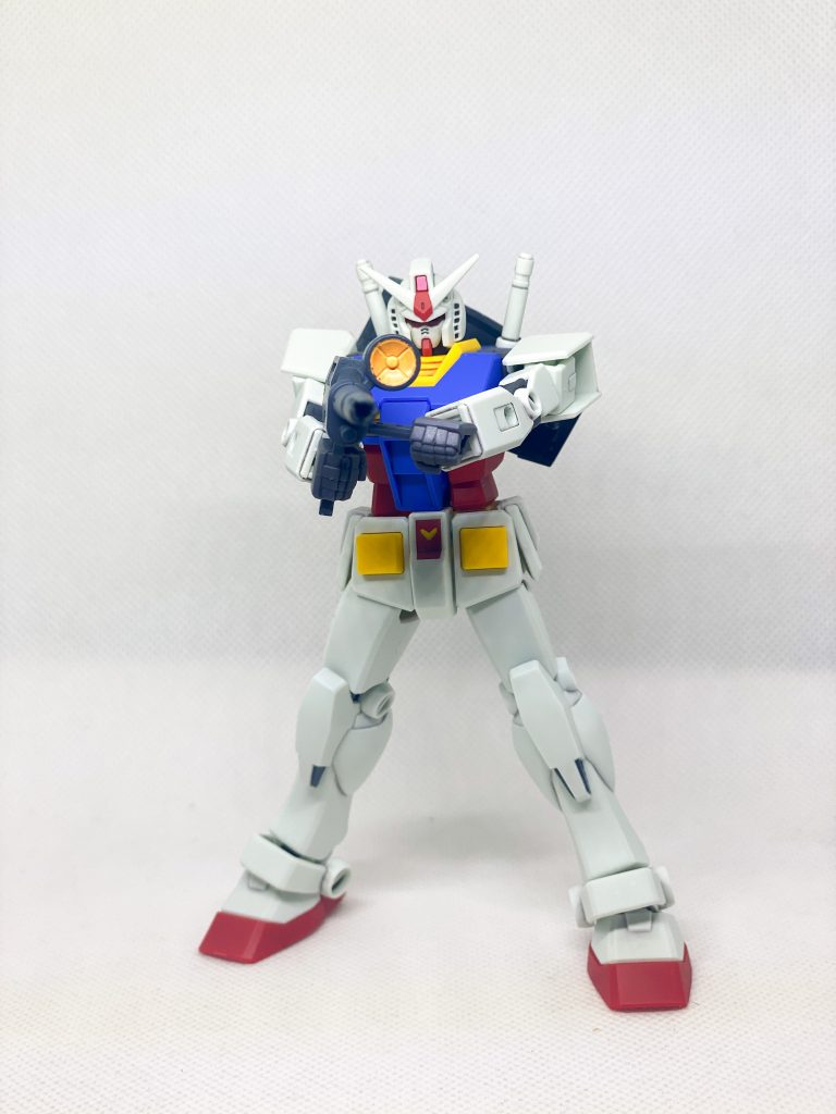 武器がないのでガンダムエース付録の武器セットからビームライフルのグリップ部を加工してEGでも持たせられるようにしてます。