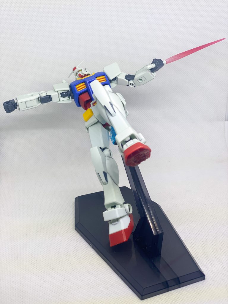 他のキットからサーベル刃を持ってきてよく見るポーズを。