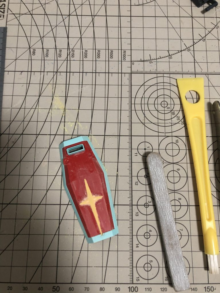 個人的に連邦マークはいまいちなので、ヘビーにヤスリがけして、汎用的なシールドにと思ったのですが、それだけじゃ面白くないのでちょっと継ぎ接ぎ感を出してみました。