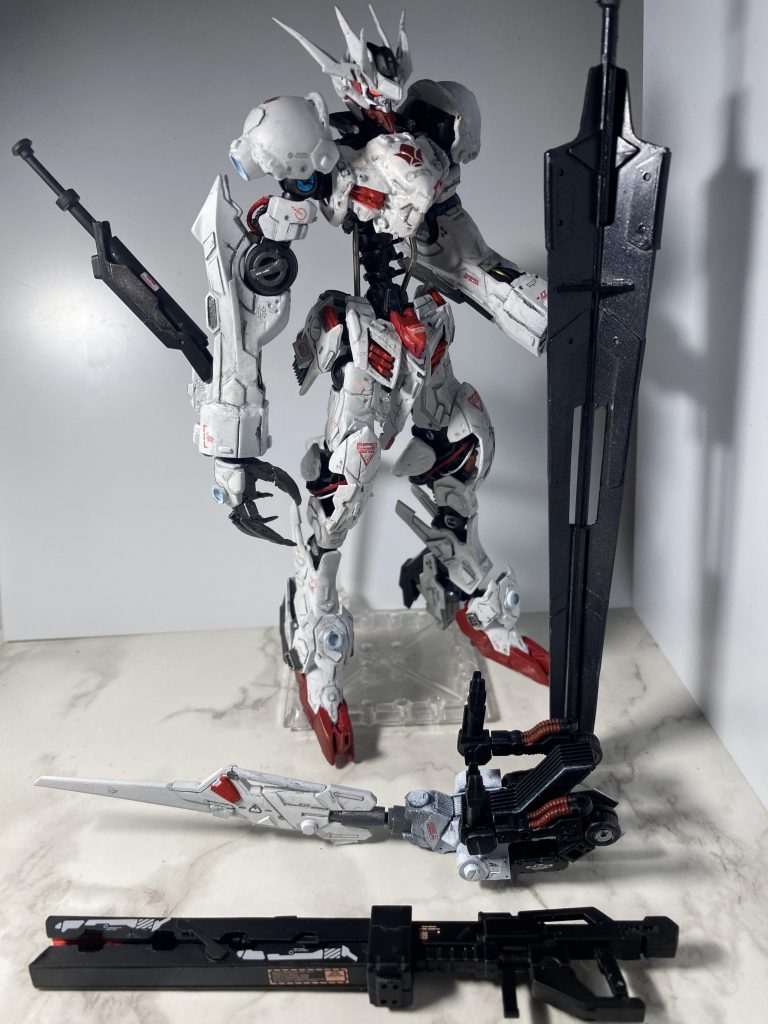 主な兵装としては、最大の特徴のネイル、肘に内蔵のパイル式トンファー、テイルブレード、ロングバスター鉄塊、レールガンのみで、白兵戦をメインに想定しており長距離レンジの攻撃には弱いかと…