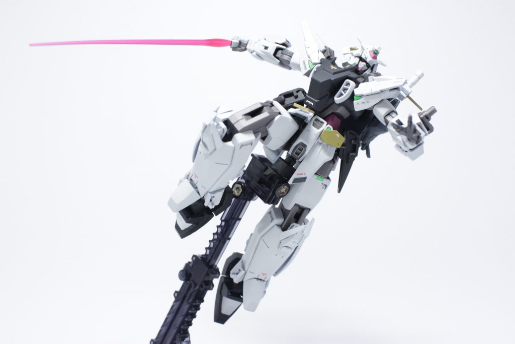 ビームサーベルバンシィのものを使用。HGUCユニコーンのお約束というかなんというか、事故で左側の軸を折っちゃったのでそちらは接着しています…🥺※サーベルエフェクトのみ撮影用に他のキットから流用しています。