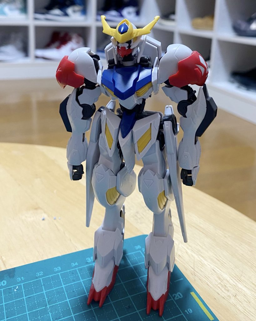 このキットは...ジムに比べると合わせ目も少ないし...各部の稼働もめっちゃあるし...成形色もいい感じで素組しただけでも値段以上のクオリティになりました!今回はこれで良いかなぁ...と思いました!でも...せっかくなので、手を加えて自分好みにしてみました!