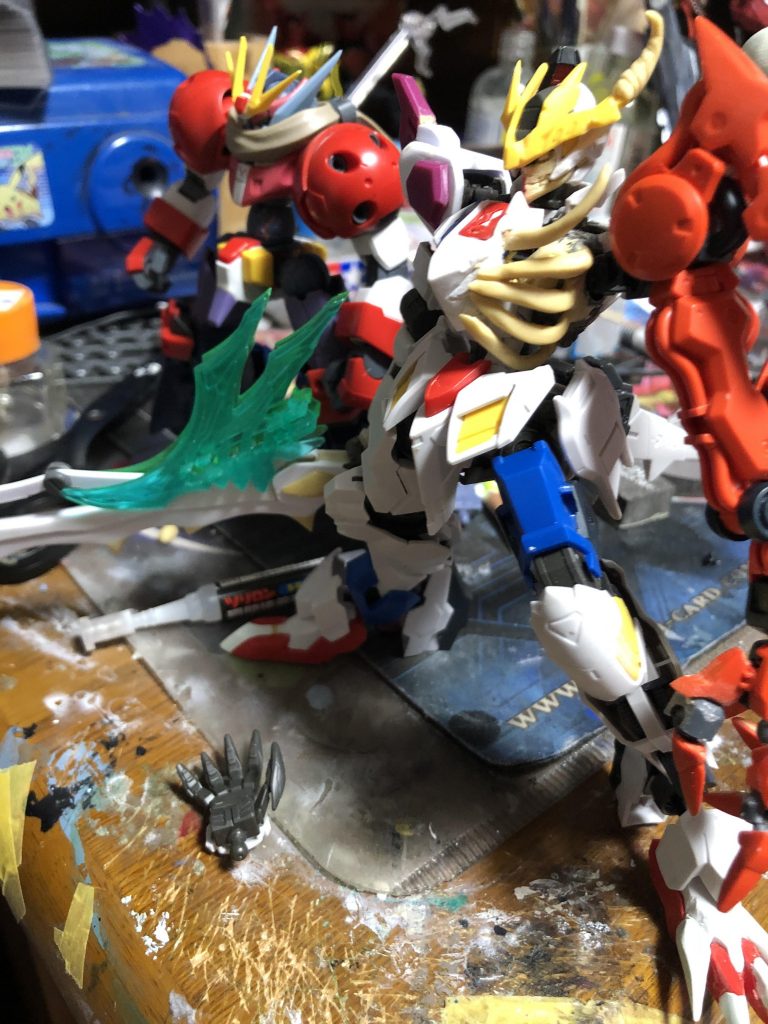 という訳で塗装前です。なんか今回は自作は上手くいくけど絶対に普通に作った方がかっこいいよなぁみたいな現象が多く起きたので仕上げるのに苦労しました…… 後ろのやつは次に塗装する予定の作品です。多分今週のどっかで色塗ると思うのでご期待ください……