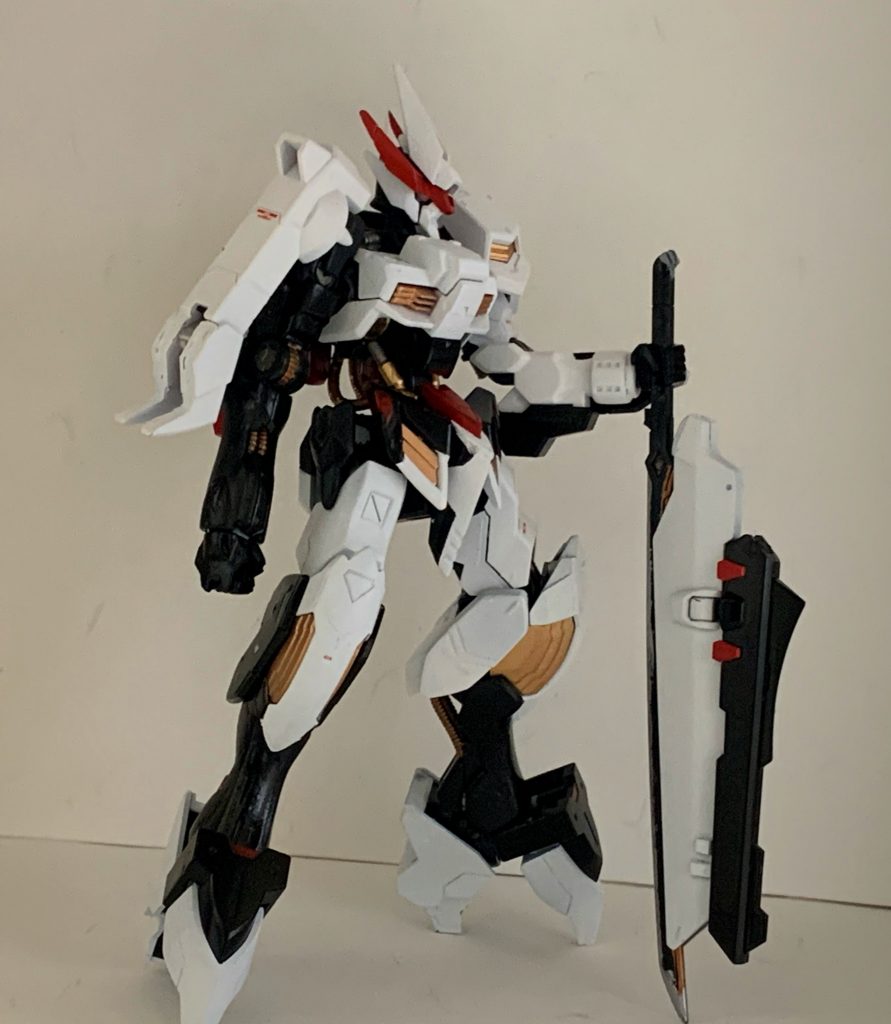 専用武器のツキヨミには、バルバトスと同様の刀を格納しつつ、2形態に変型するようになっています。