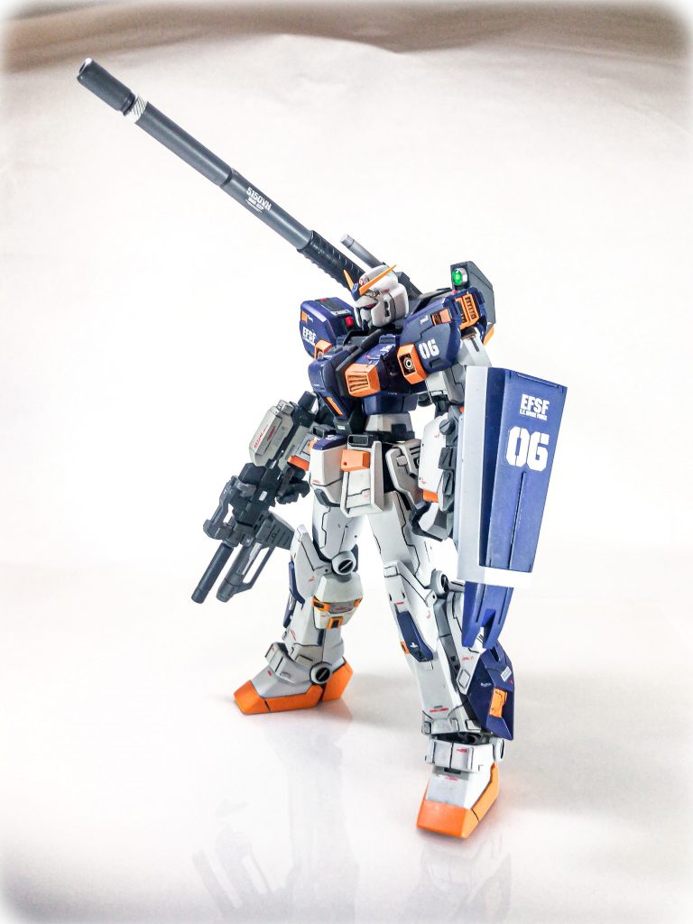 ロングレンジキャノン装備時。ガンタンクの120㎜低反動キャノンを改良したキャノンで、キャノンのバレル交換と専用の砲弾に交換するのみで戦況に即対応できる装備である。