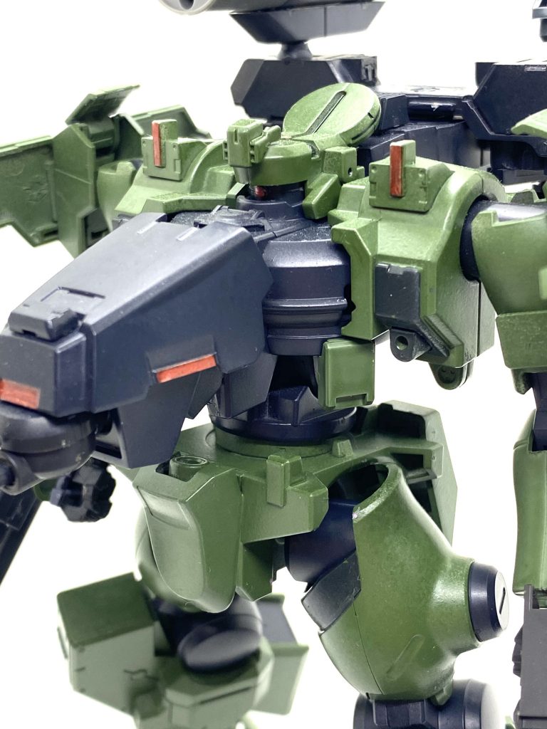 前置きは身体が闘争を求めている人には分かるであろうアレです。Twitterに投稿していた過去作品二つ目はティエレンタオツーをベースにTR-1[ヘイズル]と30MMのパーツを組み合わせたミキシング機で、ビルドダイバーズを軸にしてティエレンの設定に囚われない形へ纏めました。アーマード・○アの風味を出せるように胴体部を30MMエグザビークルのパーツを用いる事で大きく伸ばし、様々な武装をマウントできるように加工しました。機体名の「黑天鹅」はやはり「黒い鳥」というのと黑天鹅が持つ「ありえないこと、予測不可能なことがら、それによって発生する大きな衝撃」という意味が機体とイメージにピッタリだったのでそのまま拝借しました。武装はティエレンタオツーの滑空砲、ボールの180mmキャノン、ヘキサギア辺りからだと思われる多連装ロケットランチャー、鉄血のレールガンを装備し柔軟性に長けた武装構成を意識しました。挙動のイメージはブースト移動と小ジャンプを繰り返しながら引き撃ちしてくる感じです。多分、いろんなダイバーから恨み買ってます。