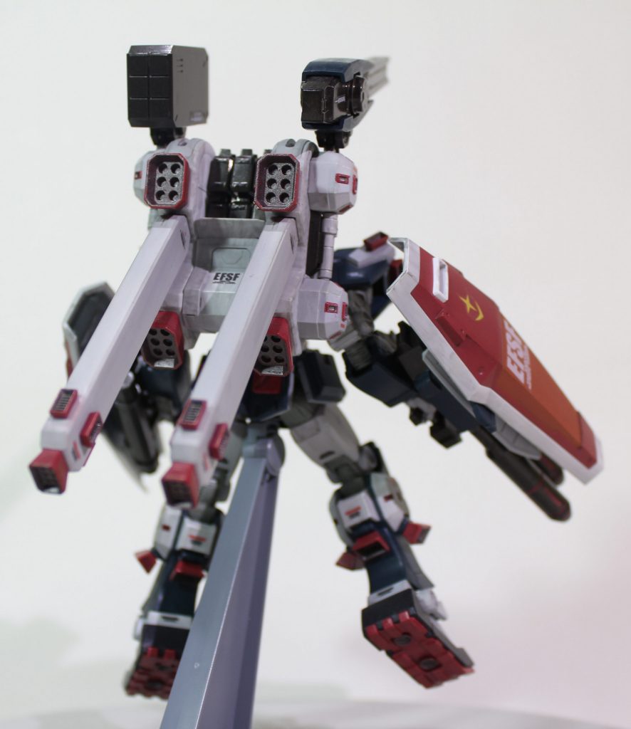 Photo：06武装類、布カバー表現以外の関節等は黒鉄色+メタルブラック、半艶で。わざと艶を残してギラついた感じで殺意を匂わせたり、使い捨て感を出したかったので。他は褌のVマークを黄桃色にした他は大体インスト通り。二連装ビームライフルの赤ライン、シールドの塗分けのマスキングが結構面倒でしたが、仕上がり的には満足いくものになってよかったです。