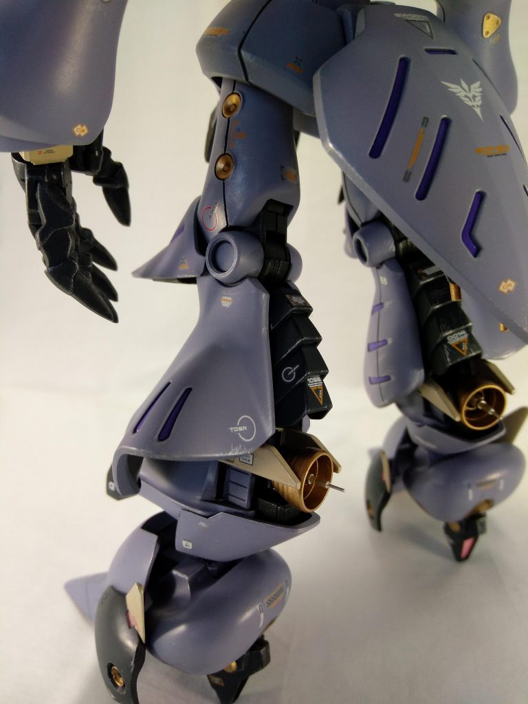 足首回りはジャンクパーツ適当にぐちゃぐちゃくっつけてあーでもないこーでもないを1週間位やってました。どのキットでも毎回こうやってグダってしまう事があるんですよねぇ…。ぐぬぬ