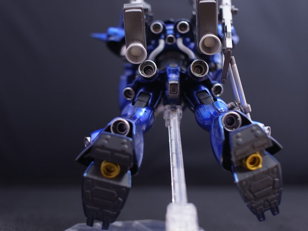 設定では、飛行能力はありませんが、多くのバーニアからの推進力で低空ホバーからの強襲が可能とされています。