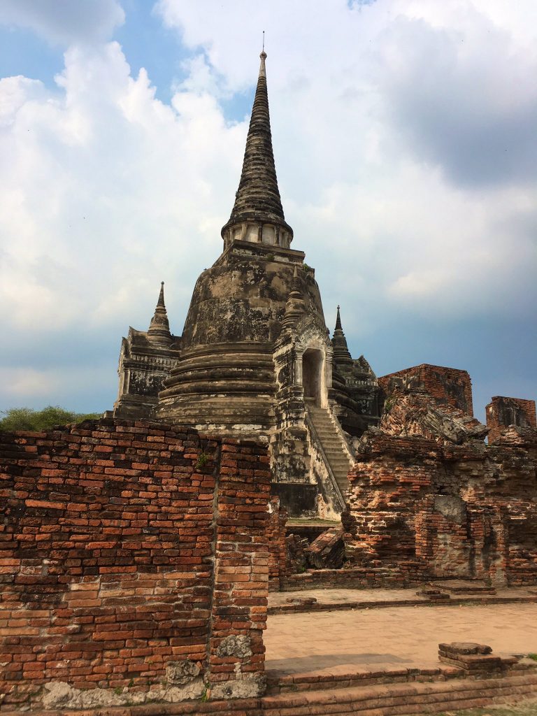 こちらは長政が活躍した王都・アユタヤの遺跡を訪れた時の写真です。長政の死後およそ140年後に隣国ビルマ軍の侵攻で滅亡しました。現在は街全体が『古都アユタヤ』として世界文化遺産に登録されています。近郊のチャオプラヤー川を数キロ下った先に、アユタヤ日本人町の遺構と山田長政の銅像などが置かれている聖地もあったのですが、この時は交通手段と旅程の都合で大変無念ながら巡礼出来ませんでした。またいつの日かリベンジしたいです。