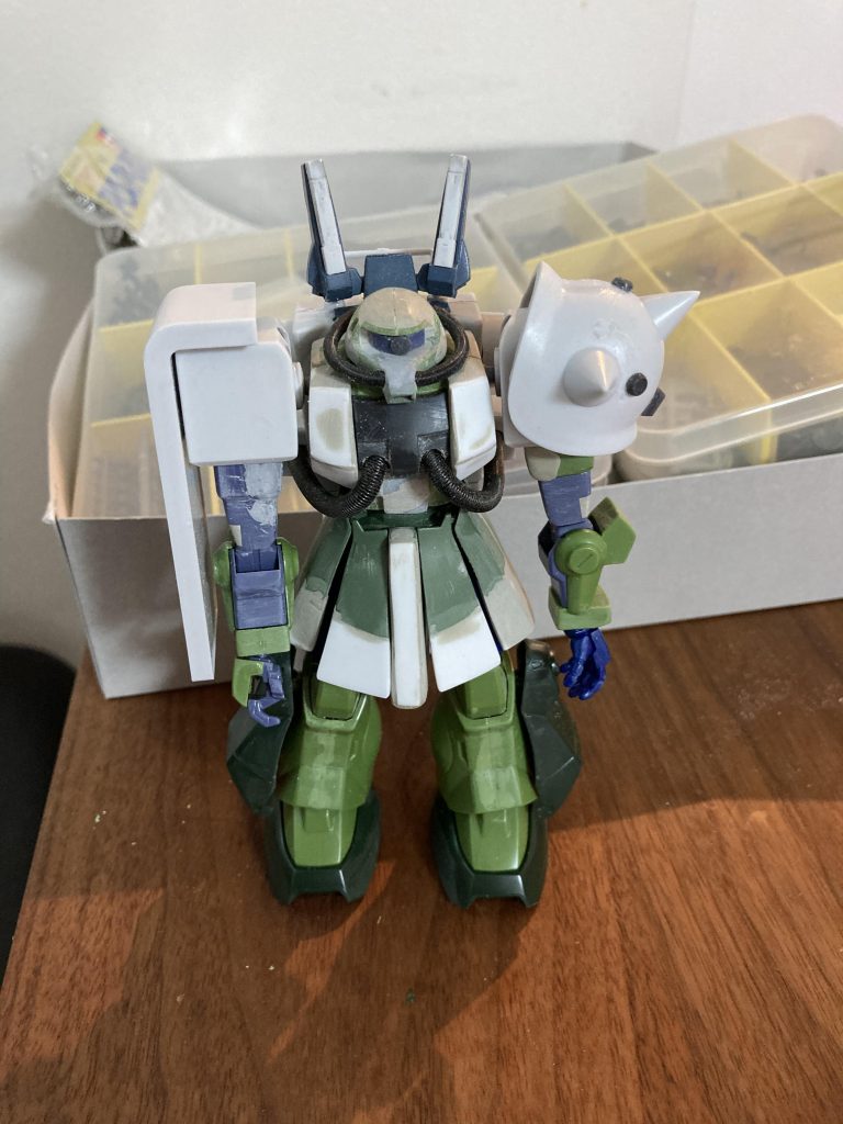 【頭部、左手、スカート、】hg旧ザク。頭部は削ったりパテもったりして今の形に。スカートはプラ板とパテで延長。【肩回り、バックパック、ザクマシンガン】旧キットシンマツナガ1/100。このデカさがこの作品の肝です。【足回り、腕】hgハイザック。ちょこちょこパテ埋めし、ほぼそのまま。【バックパック上部】hg mk-2。【上半身】hgザク2。プラ板でビルドアップ。