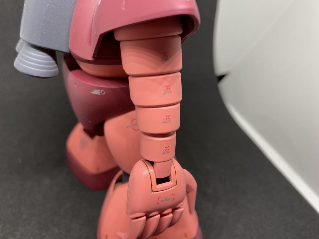 腕にはデカールを貼り貼り…