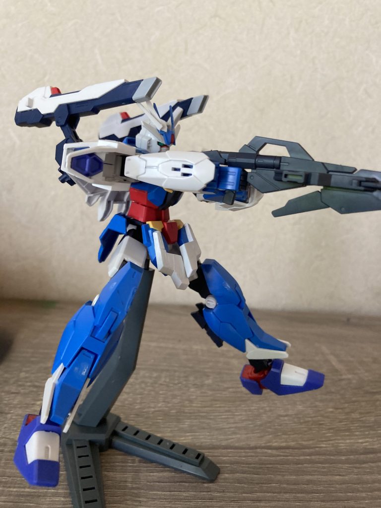 バックパックのビームキャノンとビームライフルで3点射撃をする事ができます。