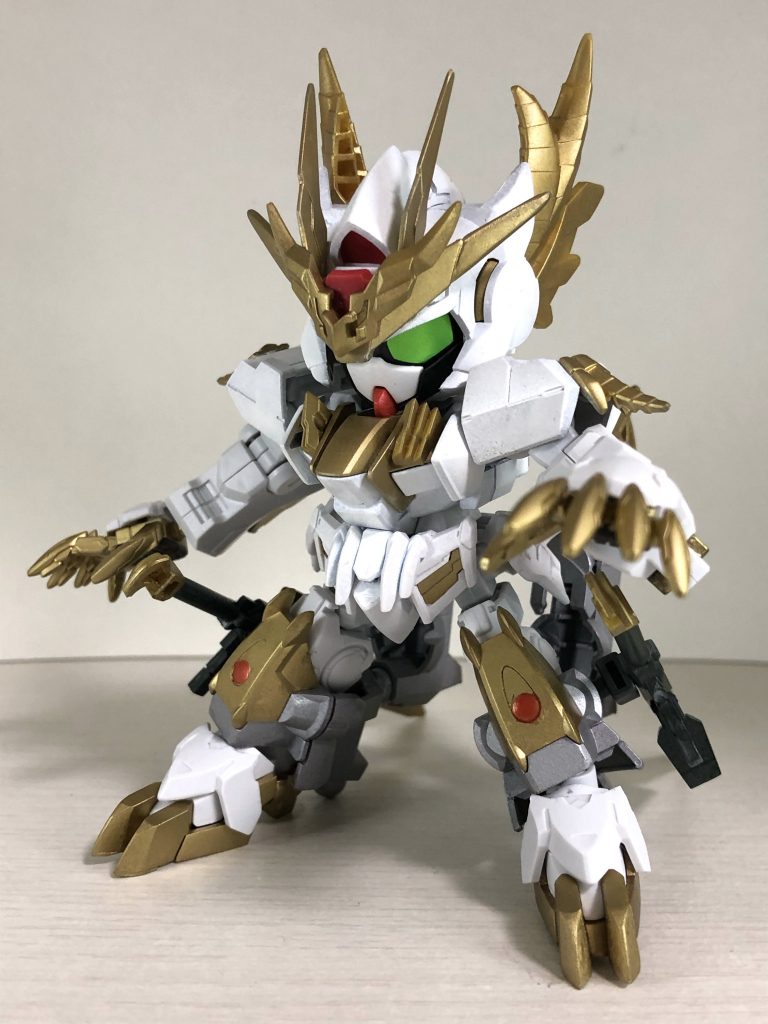 聖機竜王化士レクスヴァルキランダー。バルバトスルプスレクスがベースとなっており胸部には2基のリアクターを内蔵。腕部内蔵の迫撃砲、レクスクローによる接近戦をメインとする。