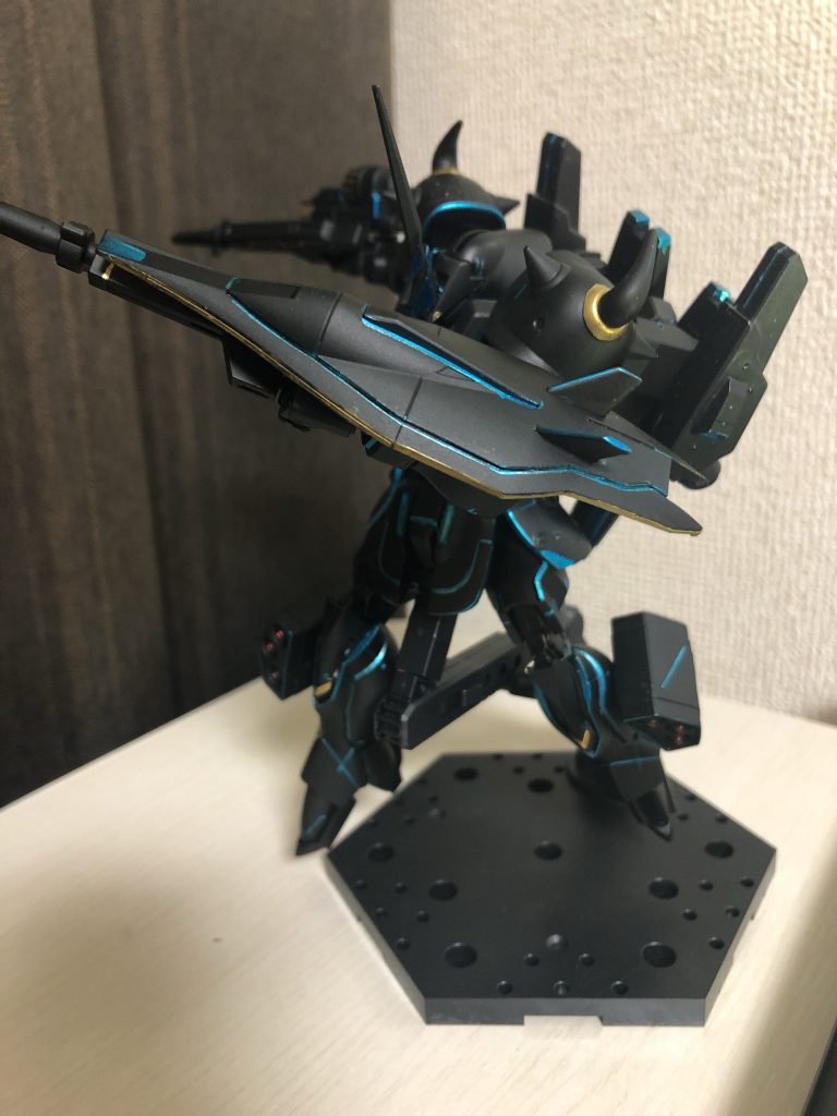 盾を構えて特攻してる様子ジャンクパーツにあったセイバーガンダムのシールドがいい感じにマッチしてるかなと個人的には思ってます!