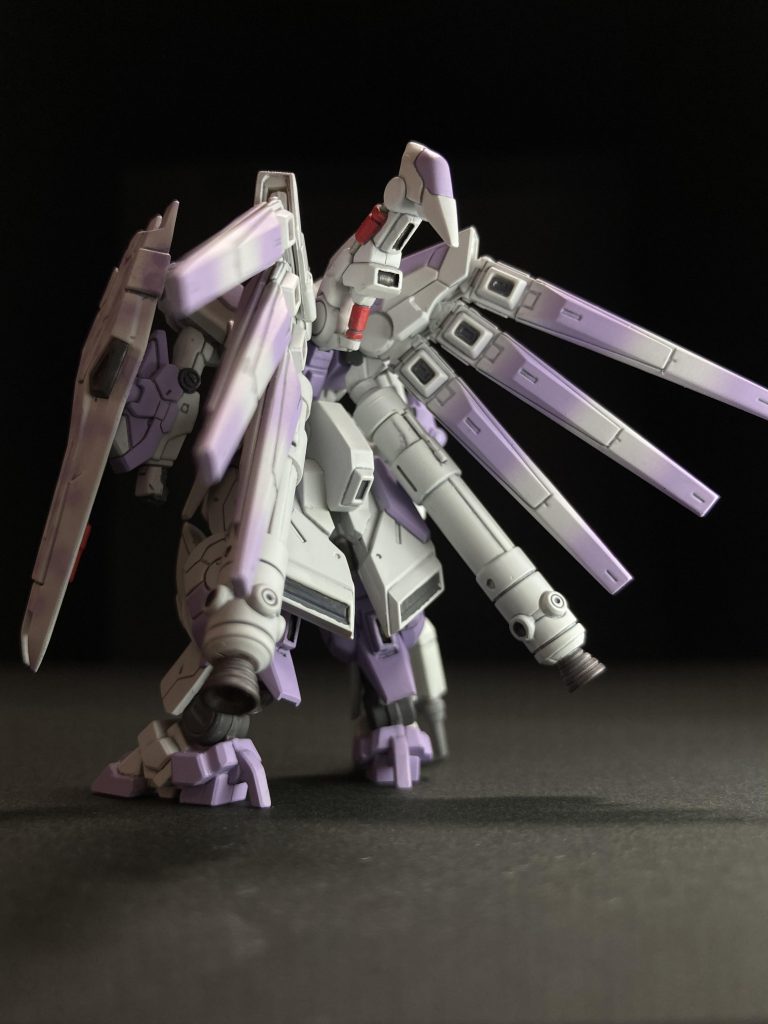 ファンネルはエアブラシでグラデーションに。