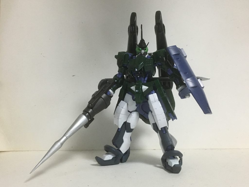 宇宙用のフル装備はこちら。ランスが落ち着いた印象の分、取り回しのしやすい武装になてます。ちなみにランスの先端部分は安全を考慮されてか、丸くなっているため、プラ棒を接着して先端を削り、尖らせております。