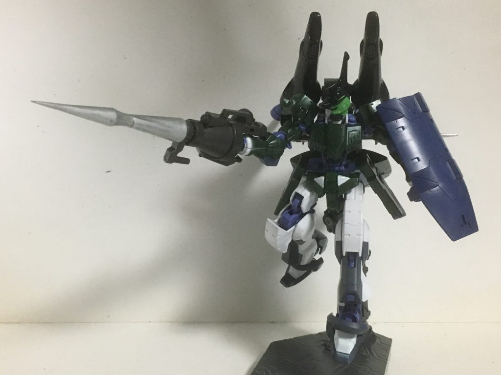 “グレイズライフル・ランスユニット”宇宙での取り回しがしやすいようにグレイズのライフルを装備された武装。地上用装備の「ボルテック・ランス」が「叩き壊す」のと「連射」が主だったのに対し、宇宙ではそれが扱いづらいことを考え、こちらは相手を「貫く」のと「単発」に変換させた。